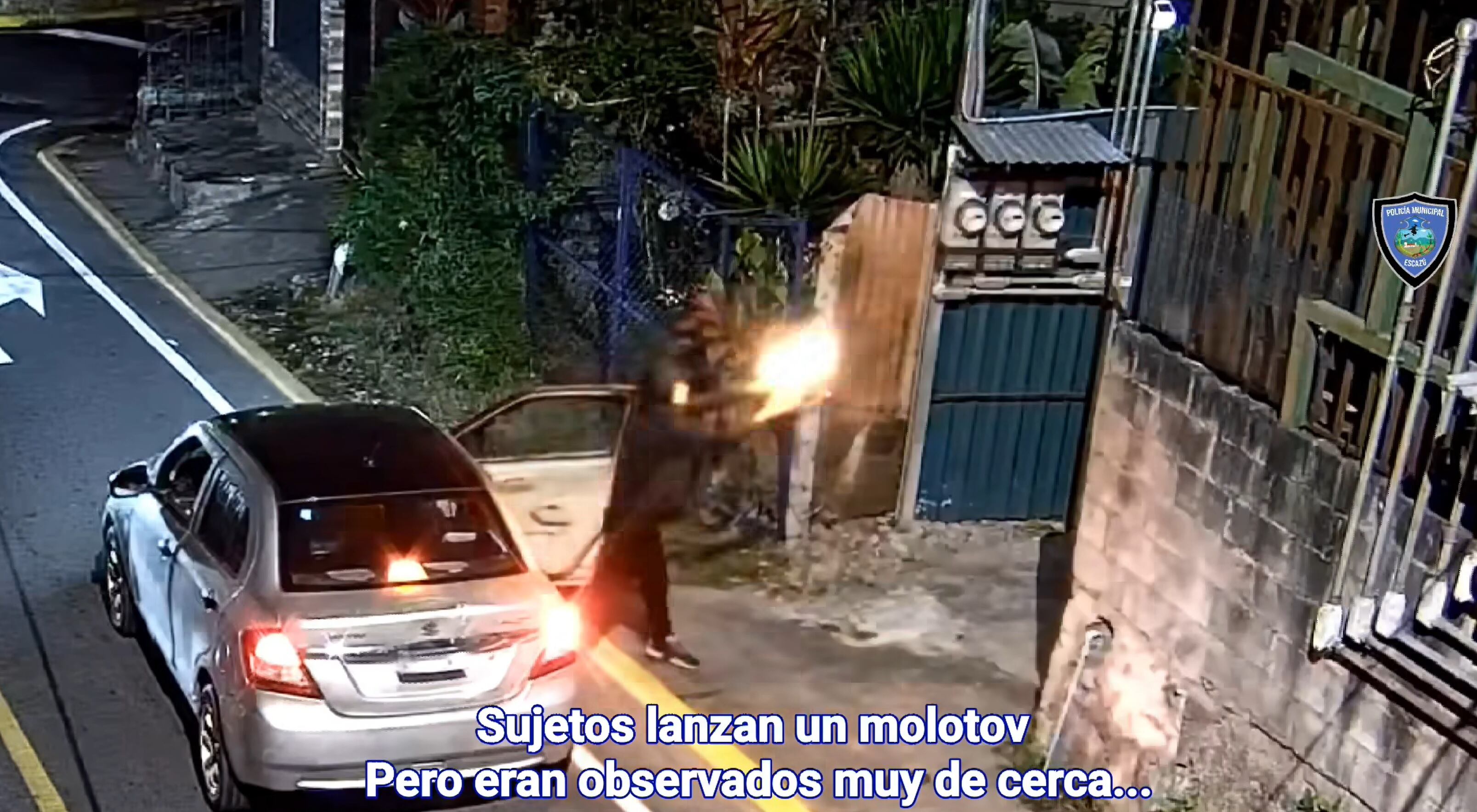 Una cámara municipal captó el momento exacto del ataque.