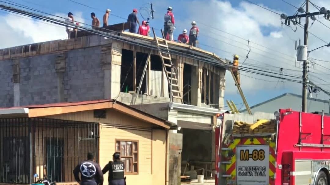 Un peón de construcción lucha por la vida al sufrir una descarga eléctrica en Espíritu Santo de Esparza, Puntarenas. Foto: Cruz Roja