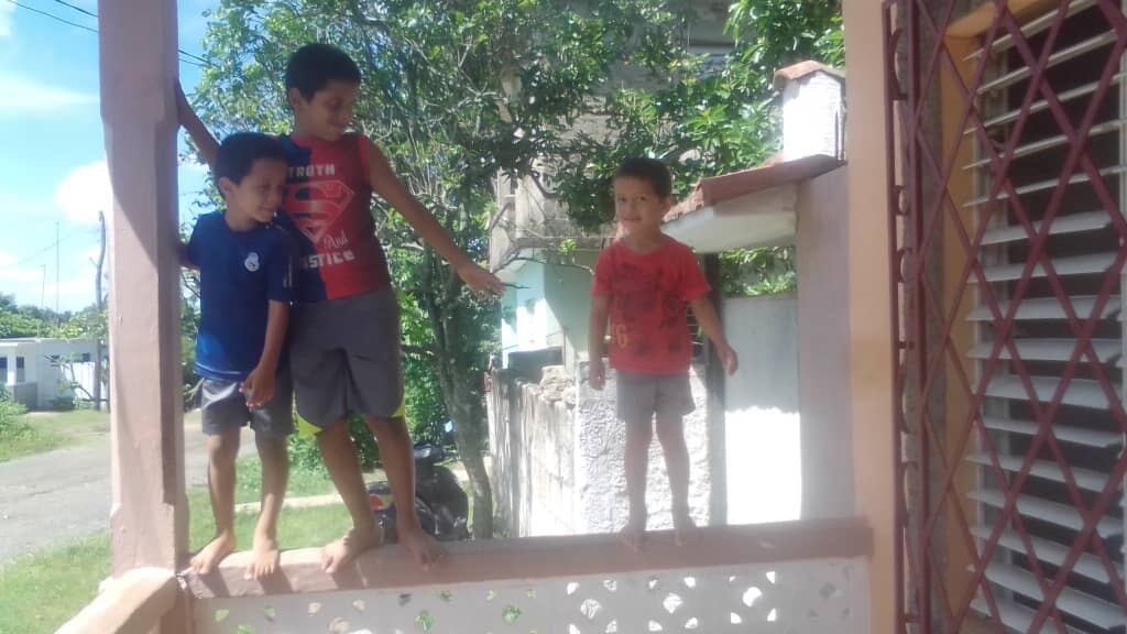 La costarricense, Andrea Cecilia Delgado González y sus tres hijos, están varados en Cuba, durmiendo en el suelo y pasando hambres