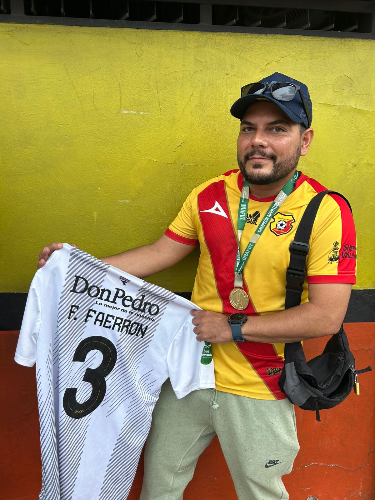 Marlon Hernández recibió de forma fortuita la camisa de Fernán Faerron