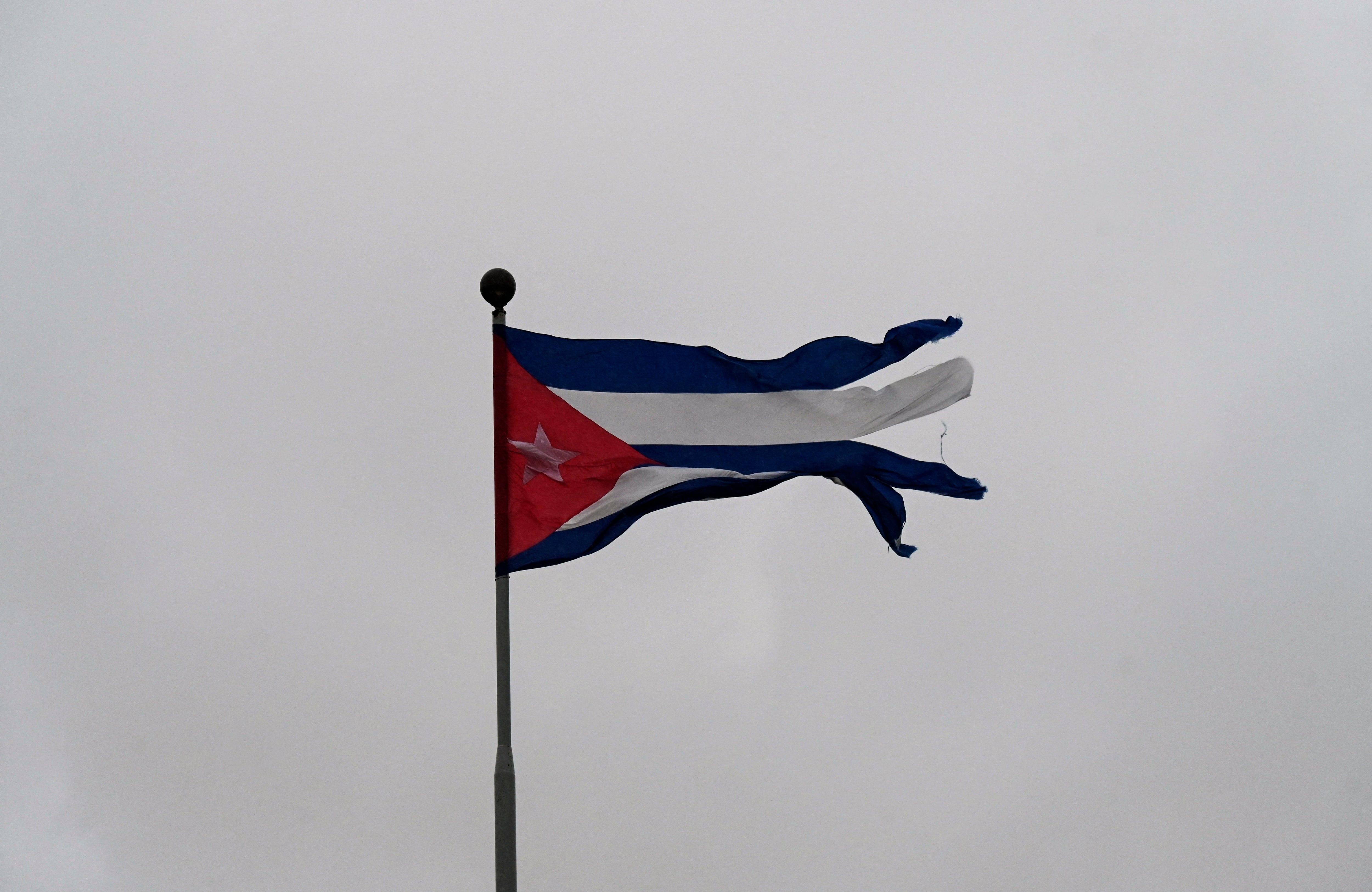 Una bandera cubana aparece en la imagen después de que el huracán Rafael tocara tierra en La Habana.
