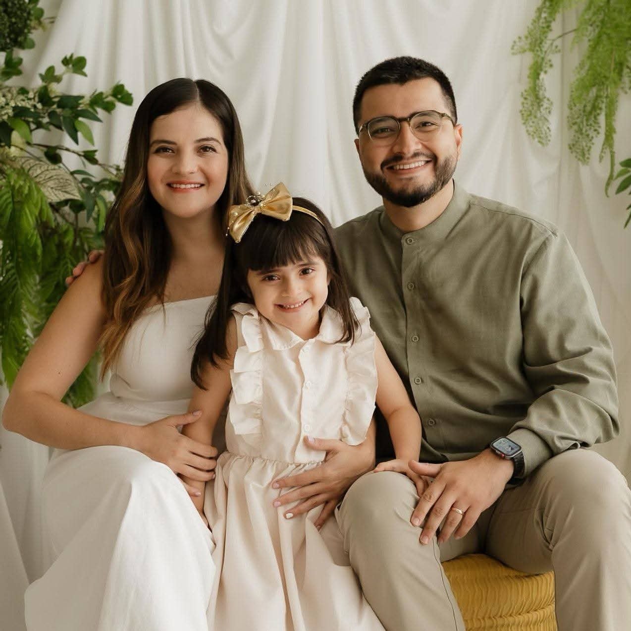 A pesar de que Daniel Céspedes pasa intentando inculcarle el saprismo por todos lados, su hija de seis años decidió declararse seguidora de la Liga Deportiva Alajuelense (LDA) en complicidad con su mamá Carolina Calderón.