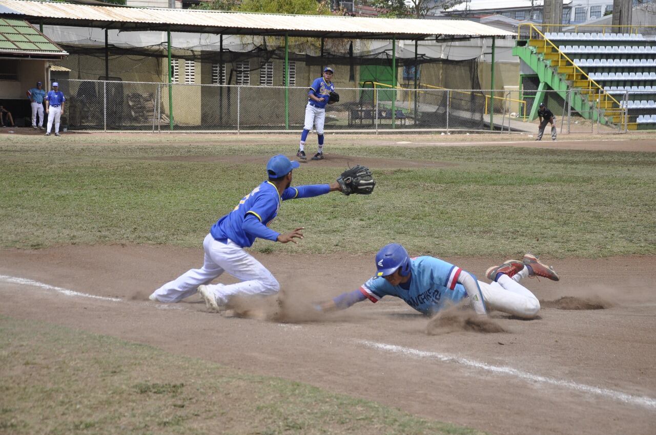 Ricardo Juárez Juárez, de 54 años, nació en la comarca El Manzano, en el municipio El Viejo, Chinandega, Nicaragua y a los 32 años se vino para Costa Rica y en La Carpio creo una academia de béisbol para rescatar niños y jóvenes de las drogas