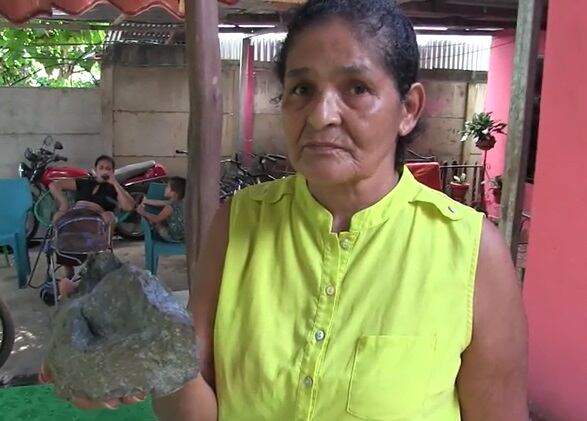 Vecinos afectados por explosión de dinamita en Carrillo. Foto cortesía Guana Noticias.