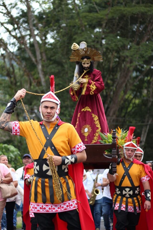 En Cachí, un rinconcito hermoso del cantón de Paraíso, en Cartago, se vivió una historia que muy pocos conocen, pero que refleja el poder de la fe, la creatividad y la unión de una comunidad
