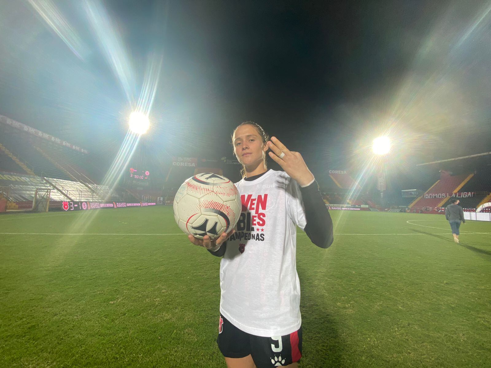 María Paula Salas con su familia, Alajuelense, campeona, triplete