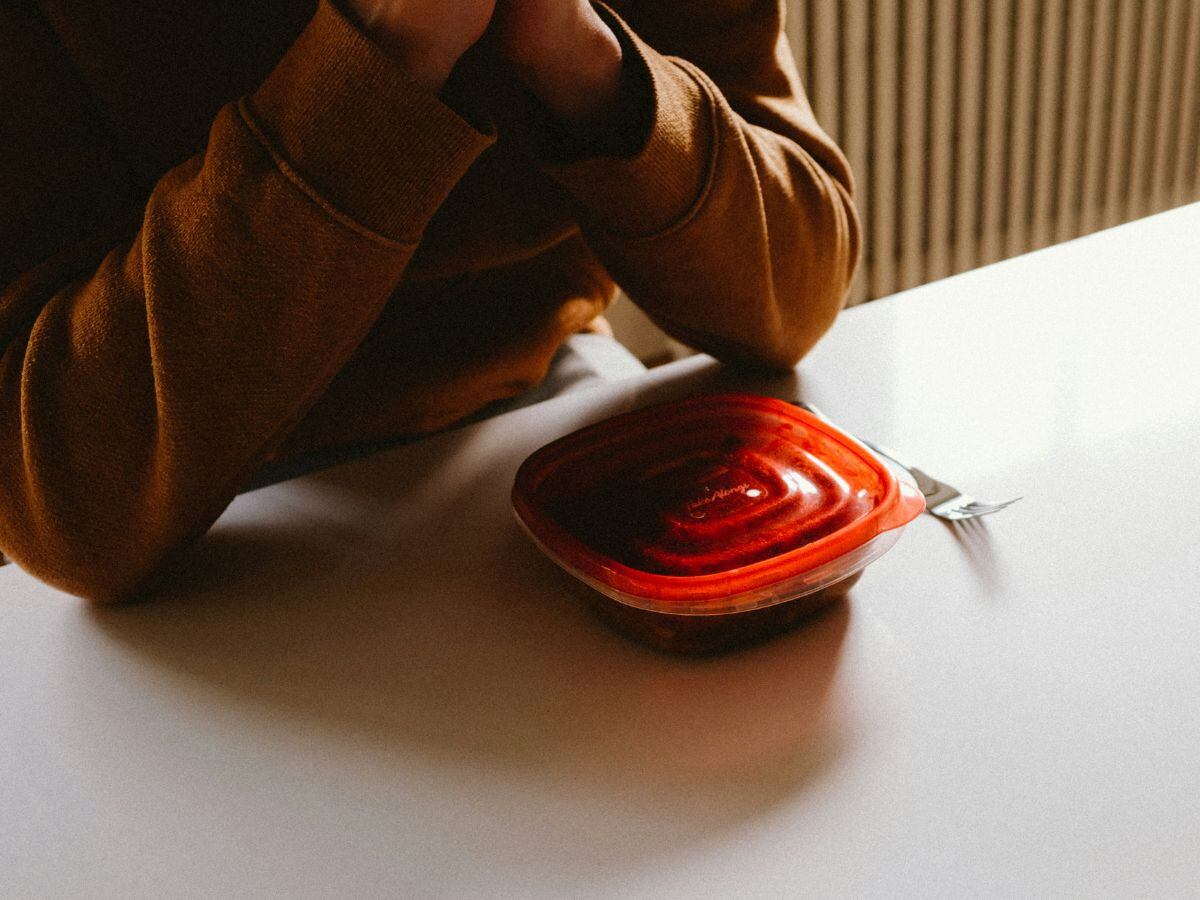 Comer en recipientes de plástico podría estar poniendo en riesgo su salud y su vida.