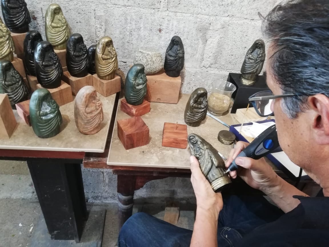 El arquitecto y escultor Luis Alonso Ramírez, vecino de Grecia, está trabajando ya en un precioso homenaje a la Negrita por los 200 años de ser patrona tica que se cumplen el 24 de febrero del 2024, creando 200 virgencitas de los Ángeles