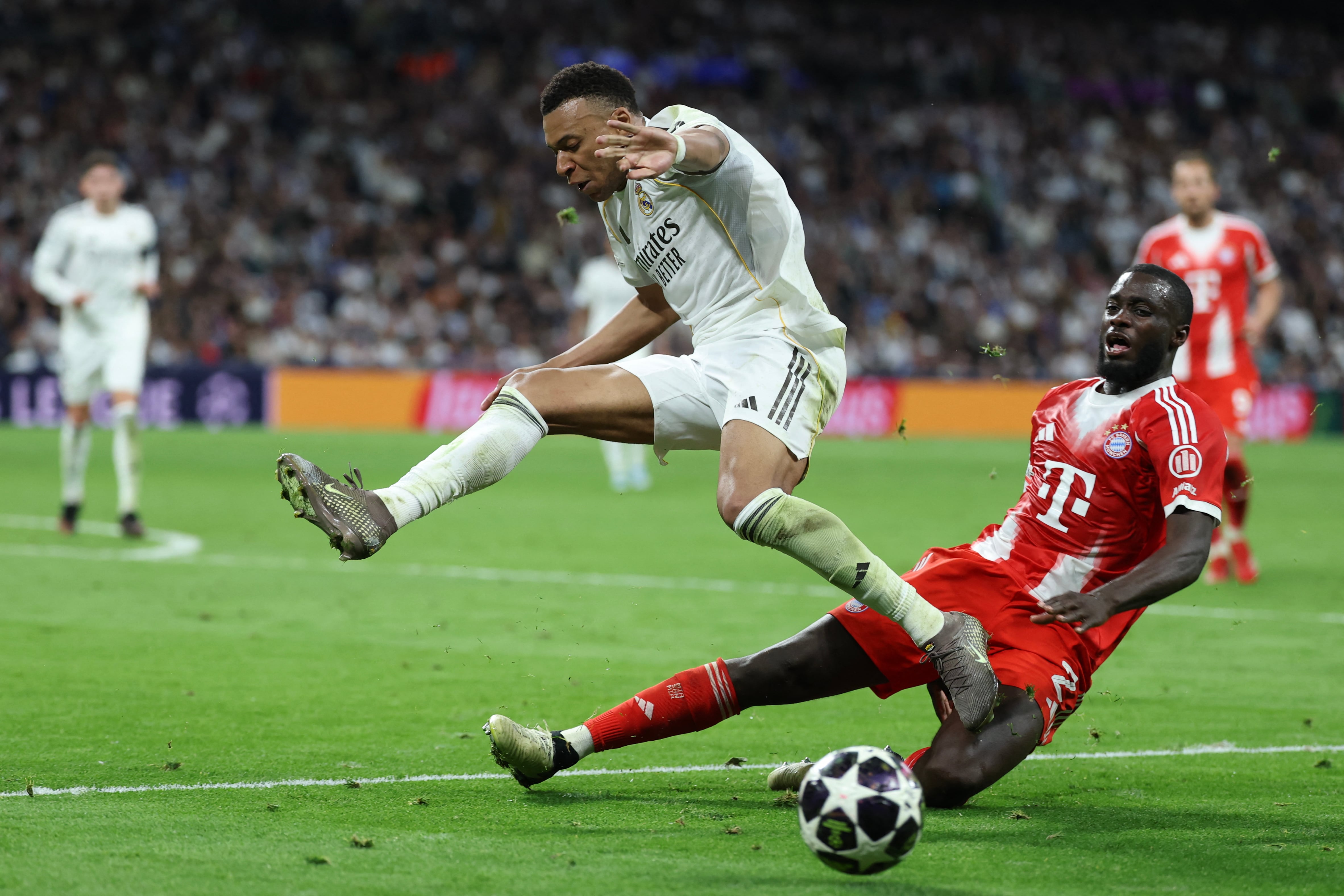 El delantero del Real Madrid Kylian Mbappé disputa el balón con el defensa del Bayern Múnich Dayot Upamecano en el duelo por la Champions League.