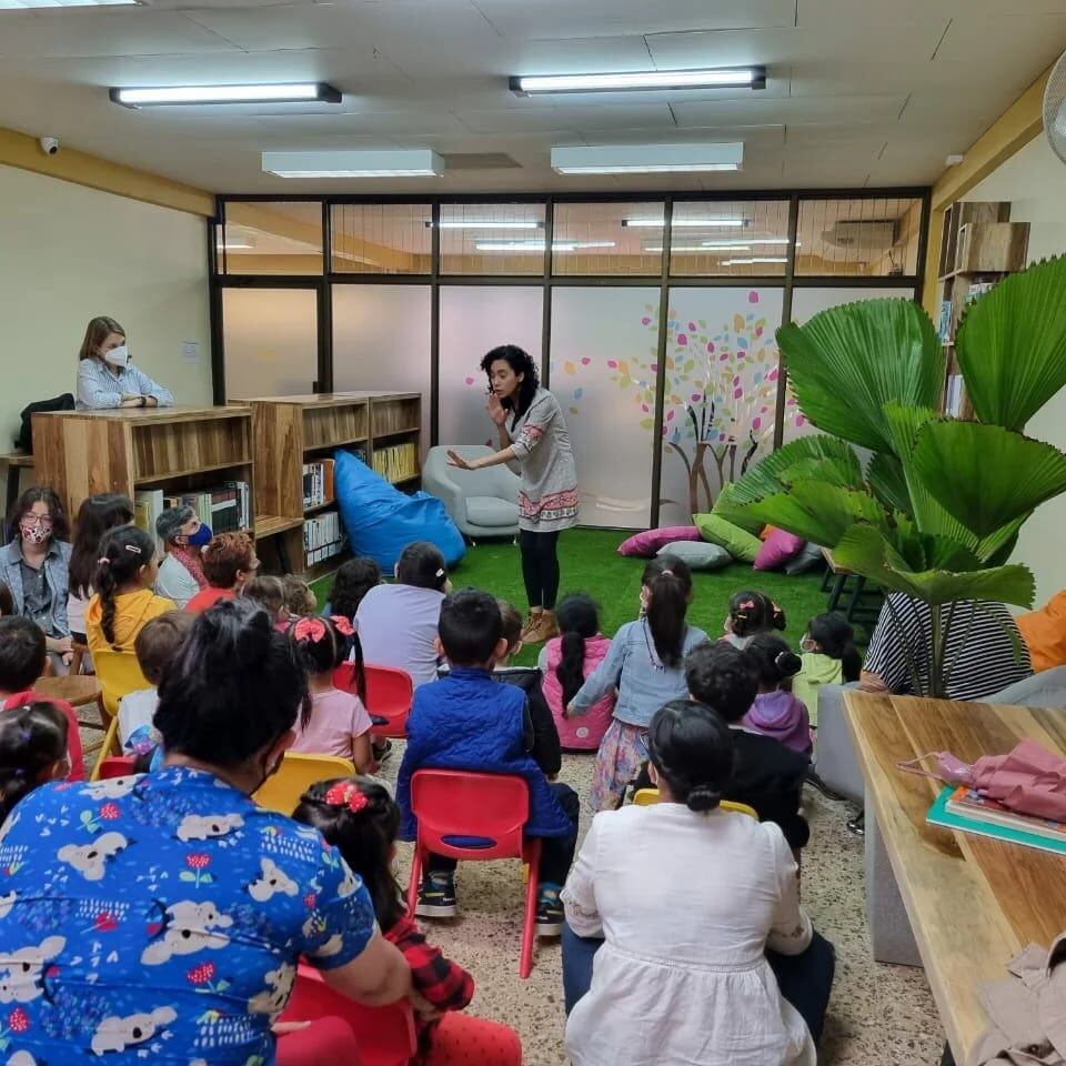 Joven Ecuatoriana dejó su país para seguir su sueño de contar cuentos con títeres.