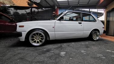 La niña que empezó a armar un Toyota Starlet desde que era bebé