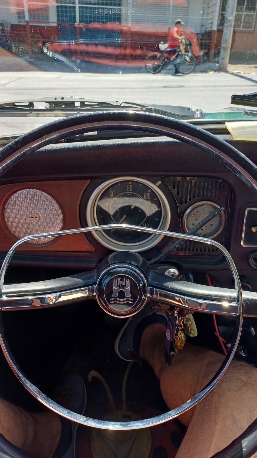 Un Volkswagen de 1970 es la adoración de Nelson Morales y de aquellas personas que lo ven transitar. Cortesía.