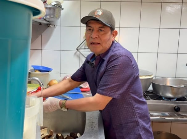 Nos fuimos al Mercado Borbón y encontramos en la soda La Bendición el casado a mil colones, también encontramos en el Mercado Central de San José, el casado más caro.