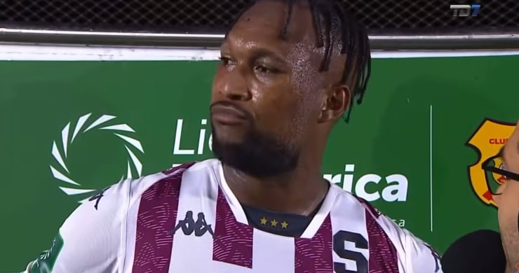 Kendall Waston enjachó feo a un herediano.