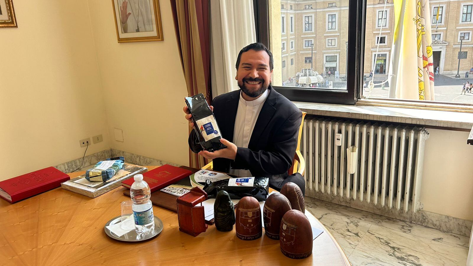 El papa Francisco bendijo a los ticos entre jícaras, café, el Negrito de Esquipulas y hasta chineó a la virgencita de los Ángeles, el pasado 26 de agosto en el Vaticano. Que nos cayera a los costarricenses la bendición papal justo para el mes de la Independencia fue obra del diácono Francisco Venegas Castro, quien ahora vive en Tilarán, pero nació y fue criado en Nandayure, Guanacaste.