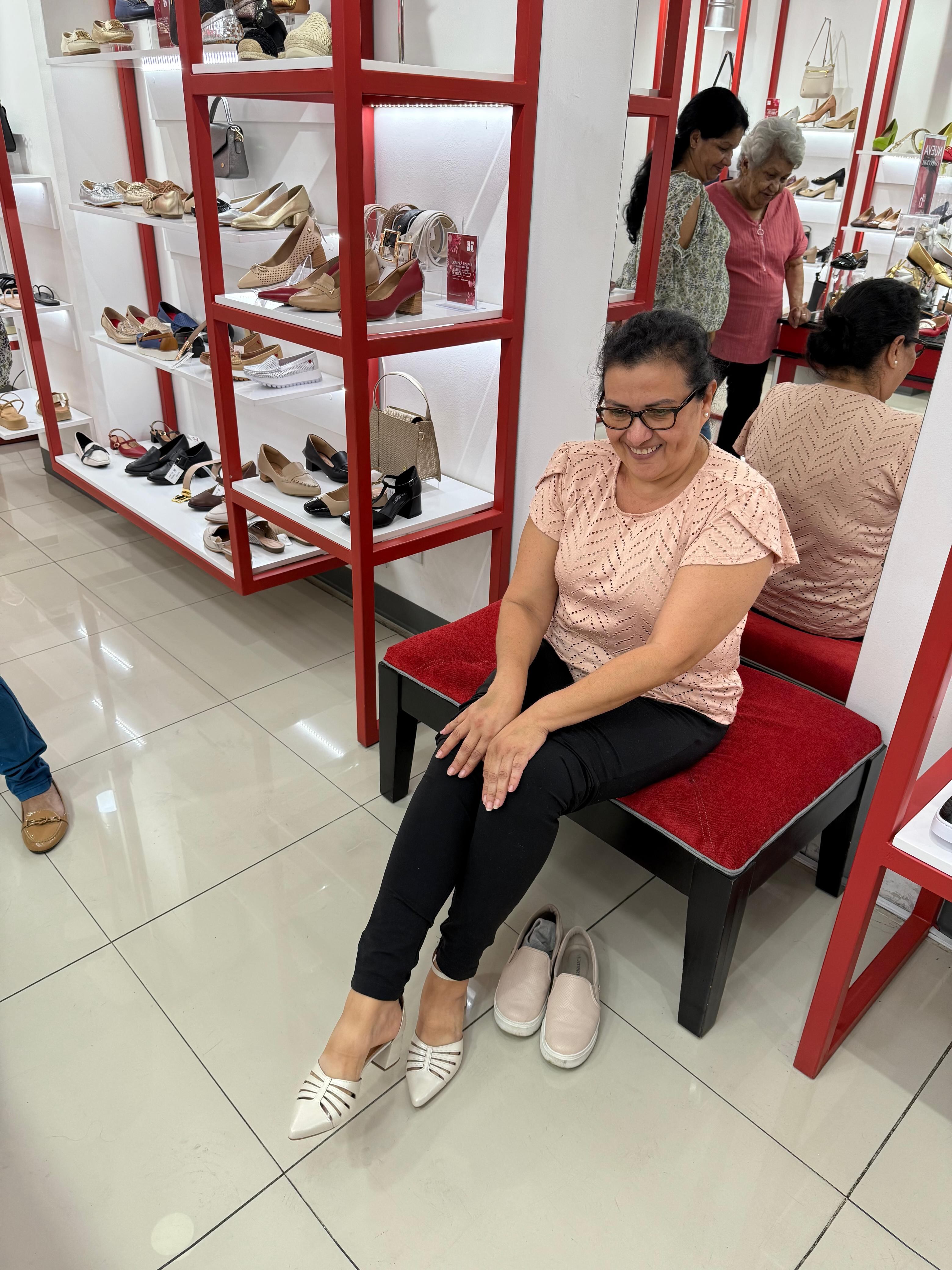 Adela Sándigo Brenes es una verdadera triunfadora de la vida. Es una mamá llena de fe y positivismo que se levanta todas las mañanas llenas de amor para sus hijas y para la vida. Siempre alegre y sonriente ya sabe que nada la derrota