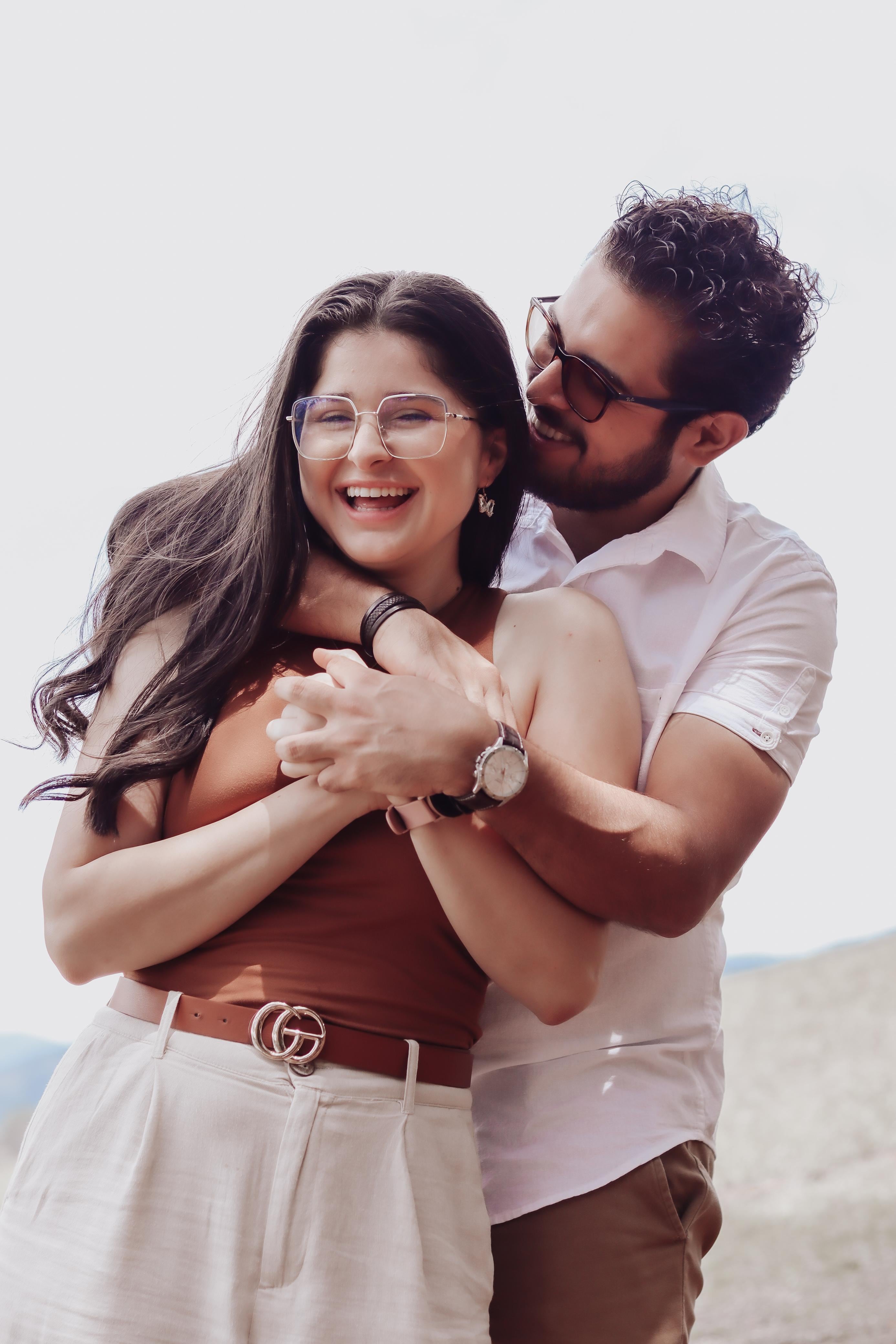 Periodista Saray Corrales de Teletica y su prometido Héctor Agüero.