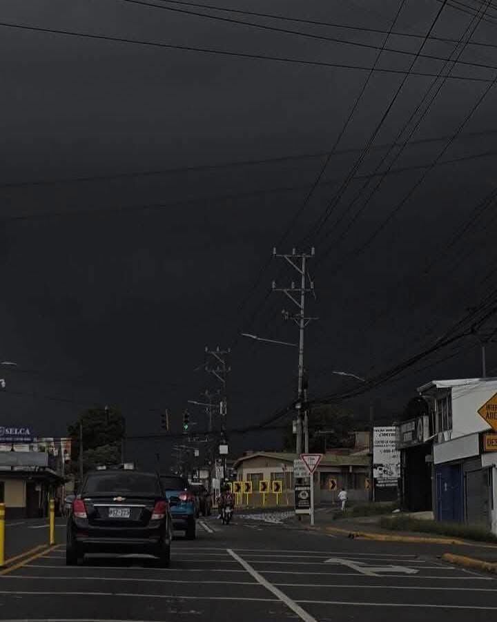 Así lucía Ochomogo este sábado 18 de octubre del 2025, a la 1:30 p. m. antes de que un fuerte aguacero causara estragos en la autopista Florencio del Castillo. Foto: Municipalidad de Cartago
