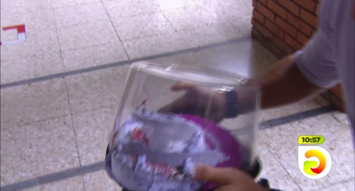 Entre las cosas que le dieron a Ítalo Marenco en su despedida, iba un queque.