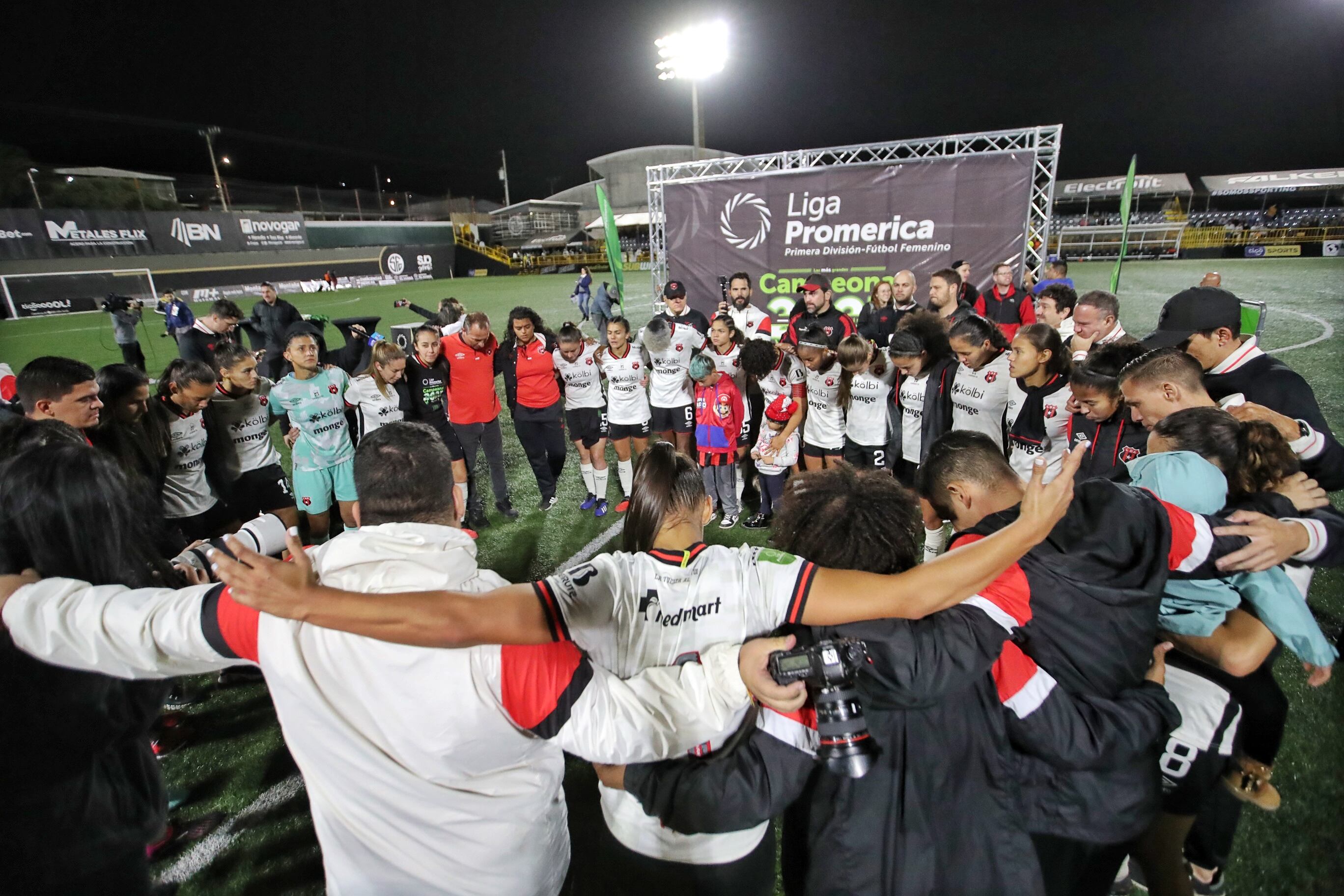 20/12/2023/ Juego entre  Sporting FC vs Liga Deportiva Alajuelense por la final del fútbol femenino en el estadio Ernesto Rorhmoser  / Foto John Durán