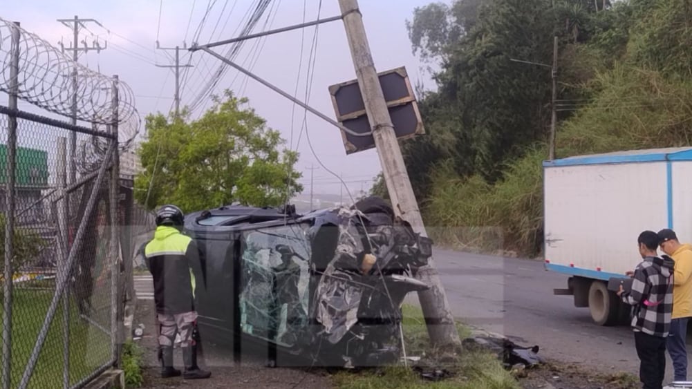 En Oreamuno de Cartago el conductor de un carro perdió el control y chocó contra un poste, pese a la aparatoso no hubo víctimas fatales, solo grandes daños económicos. Foto: ANI
