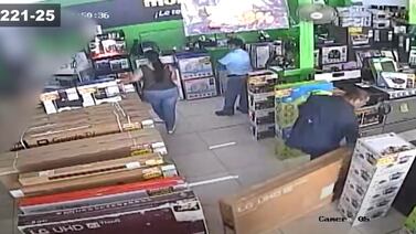 (Video) A plena luz del día y con total tranquilidad vivazos se robaron pantalla de almacén