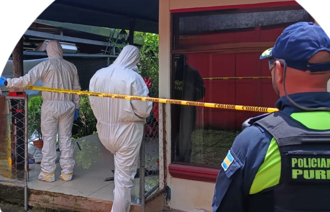 La mañana de este domingo agentes del OIJ y de la Policṕia Municipal de Puriscal se apersonaron en la escena del doble homicidio para las pesquisas correspondientes. Foto: Policía Municipal de Puriscal.