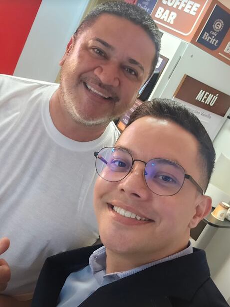 Pablo Campos, periodista de Teletica, junto con el conductor multado por andar con la licencia vencida.