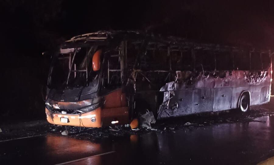 Un bus y una moto se incendiaron en Siquirres