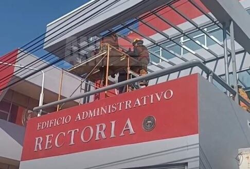 El hombre estaba trabajando en un andamio cuando recibió la descarga eléctrica. Foto Agencia Nacional de Información.