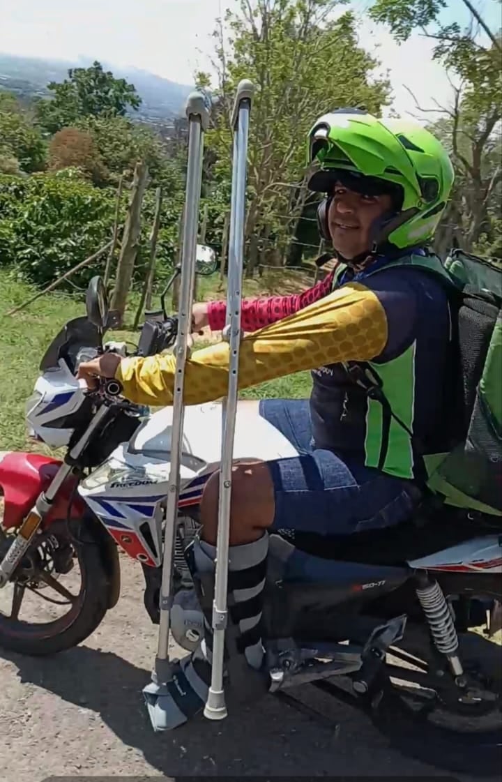 Hernán Gómez Gómez, venezolano de nacimiento, es todo un ejemplo porque no se ha terminado de recuperar del todo y ya anda breteando duro unas ocho horas al día a pesar de que por estos días llueve y bien duro