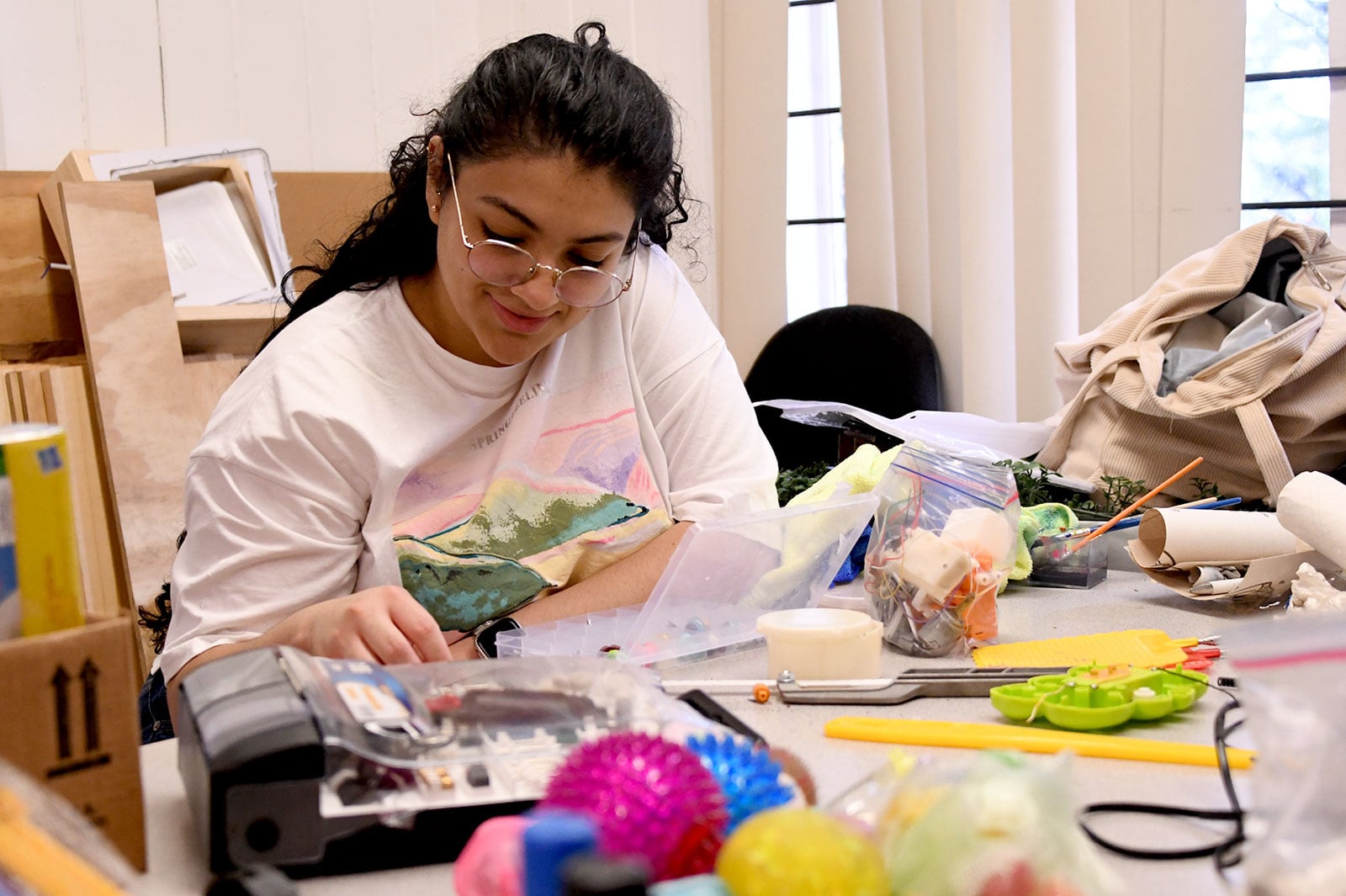 El el Hospital de Juguetes de la UCR estudiantes hacen magia con juguetes para que niños con condiciones especiales también puedan jugar