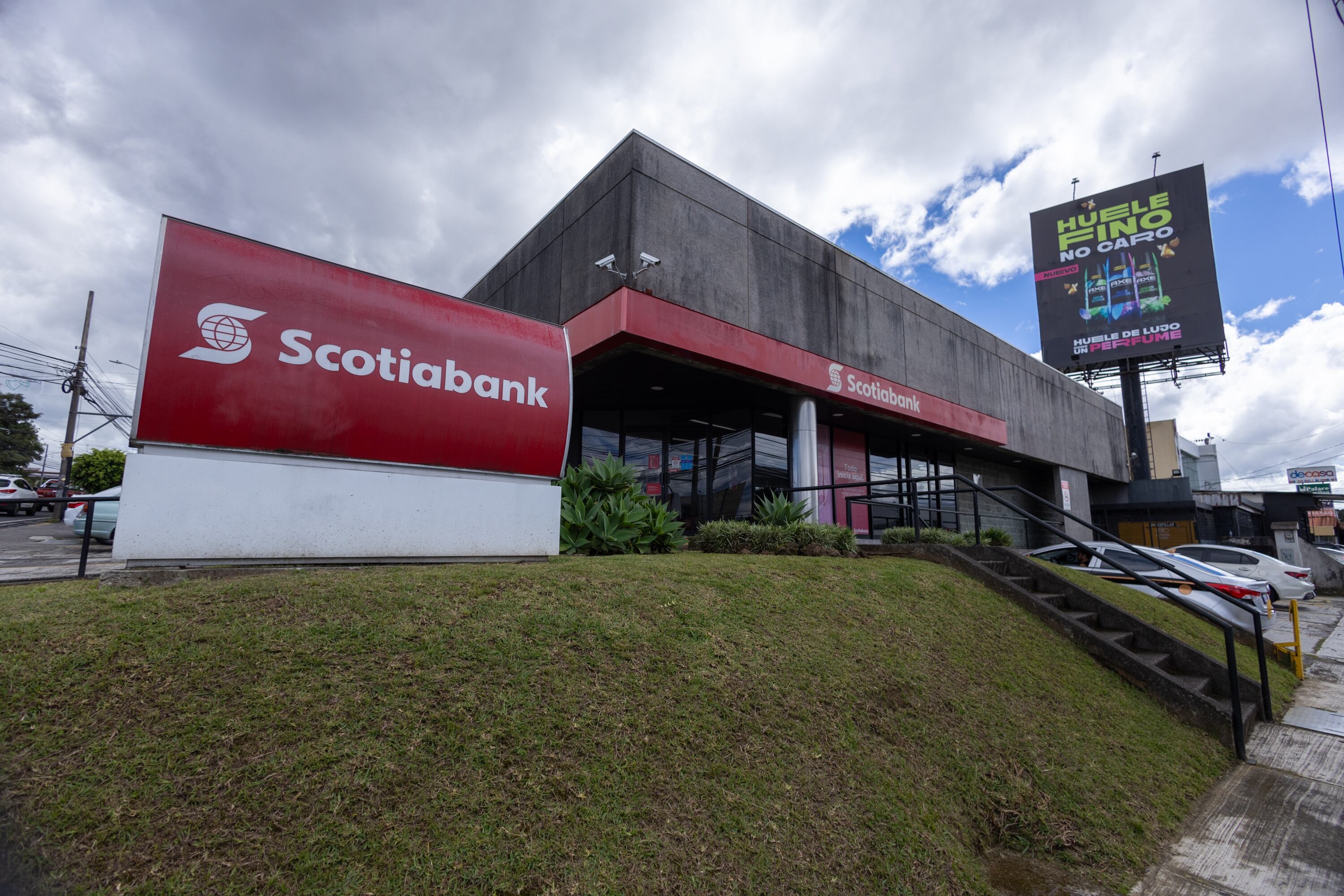 Fotografías ilustrativas de las fachadas del los edificios de Davivienda y Scotiabank.