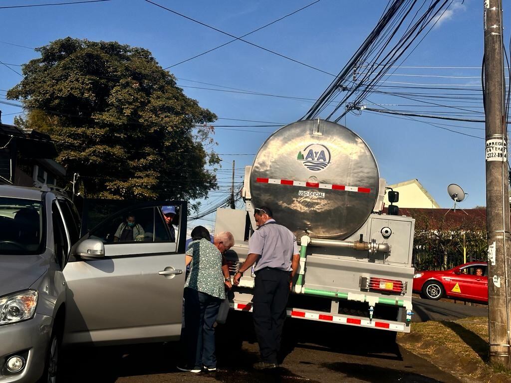 Acueductos y Alcantarillados (AyA) encendió las alarmas de muchas comunidades al confirmar que el agua analizada en varios cantones de San José sí tiene presencia de gasolina. En la foto, AyA repartiendo agua en Tibás.