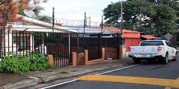 Agentes del OIJ inspeccionaron la vivienda en la que desconocidos agredieron a un hombre de 46 años, quien falleció cuando lo atendían en el Hospital San Juan de Dios. Foto: Cortesía MundoEscazú.
