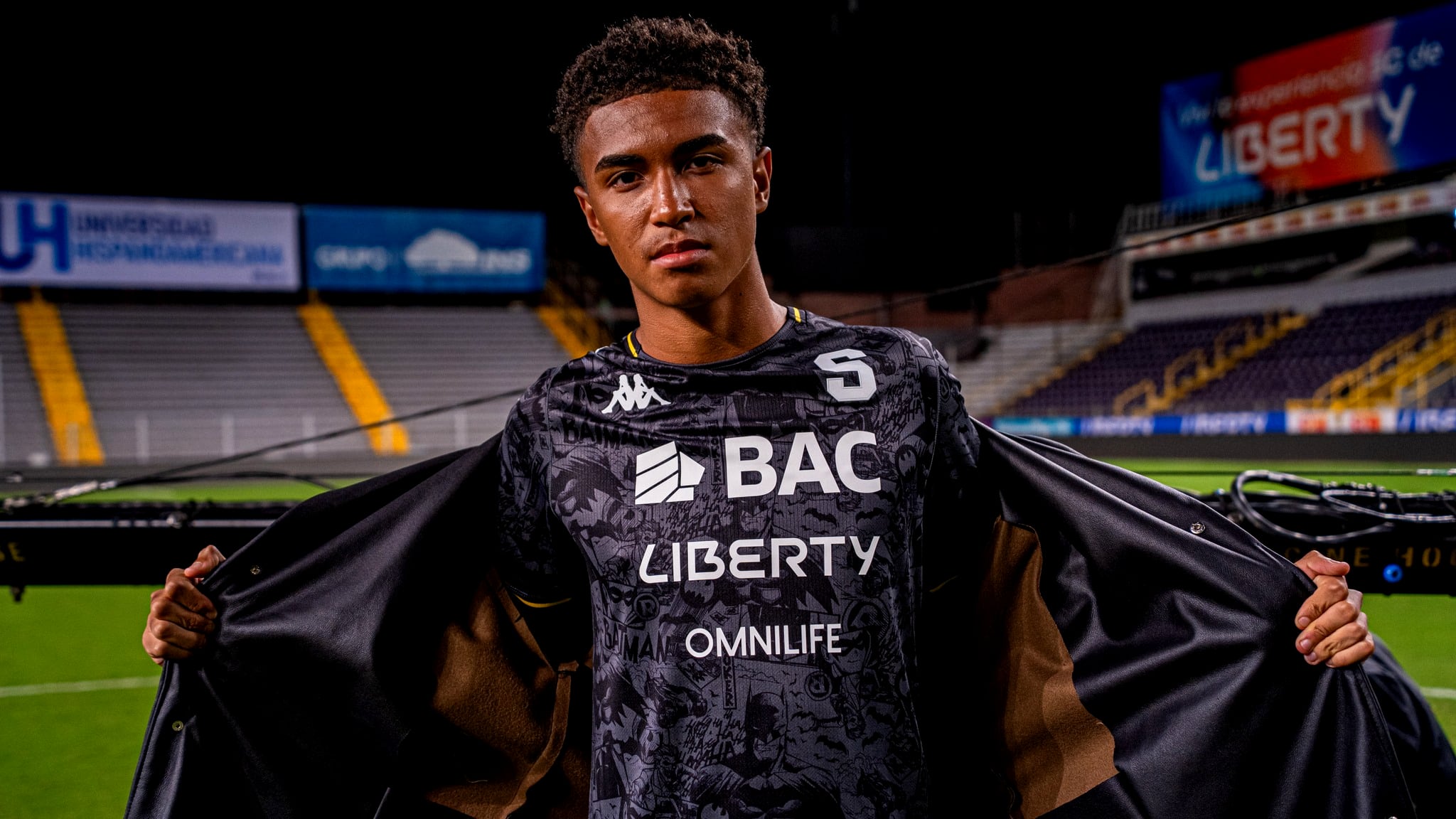 Kenay Myrie con el nuevo uniforme de Saprissa