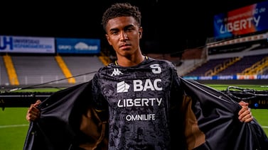 Famoso aficionado de Alajuelense confiesa que le dan ganas de comprarse la nueva camisa de Saprissa