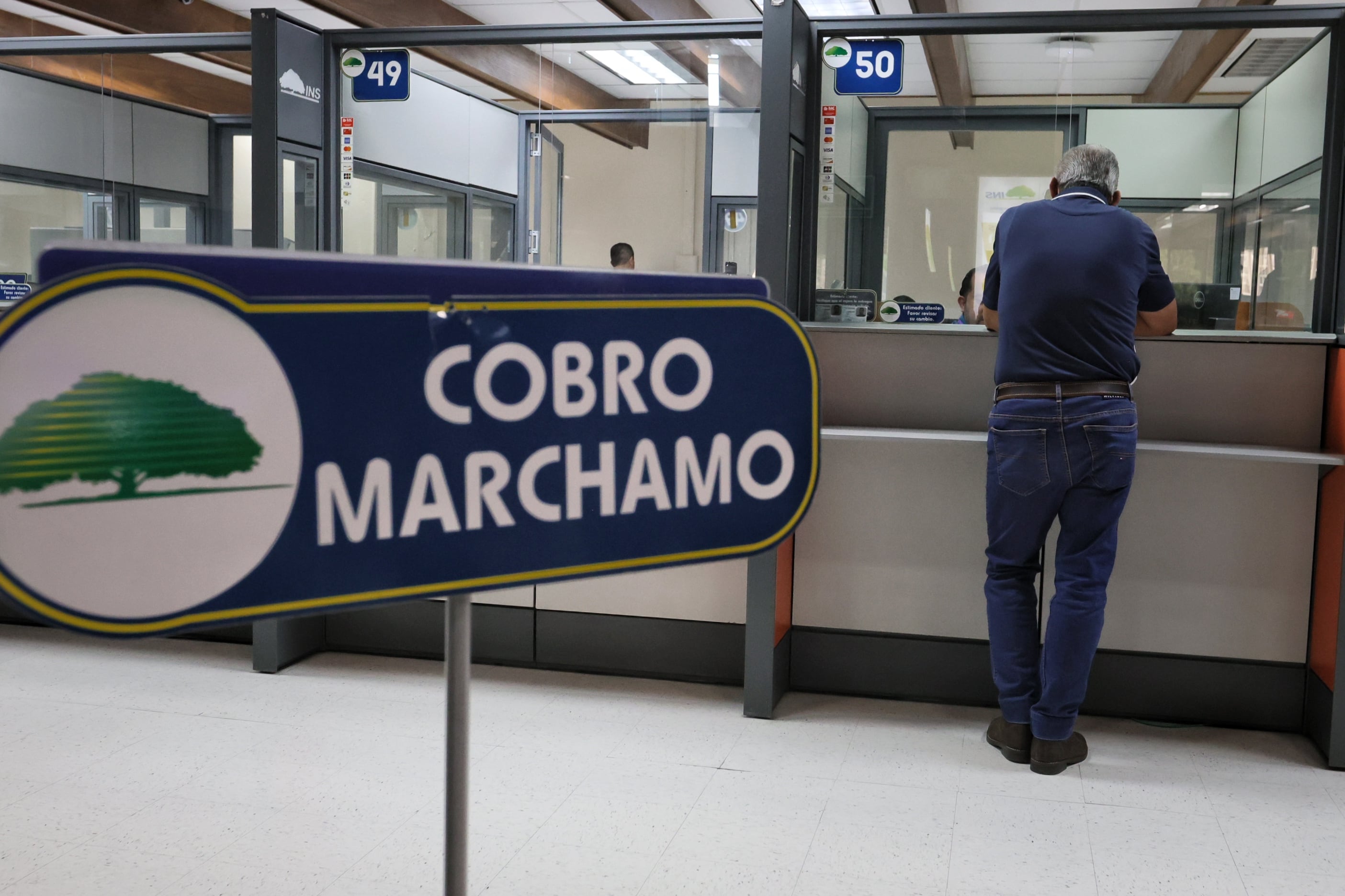 01/11/2024/ Ciudadanos inician el pago del marchamo 2025 en las oficinas del INS / foto John Durán