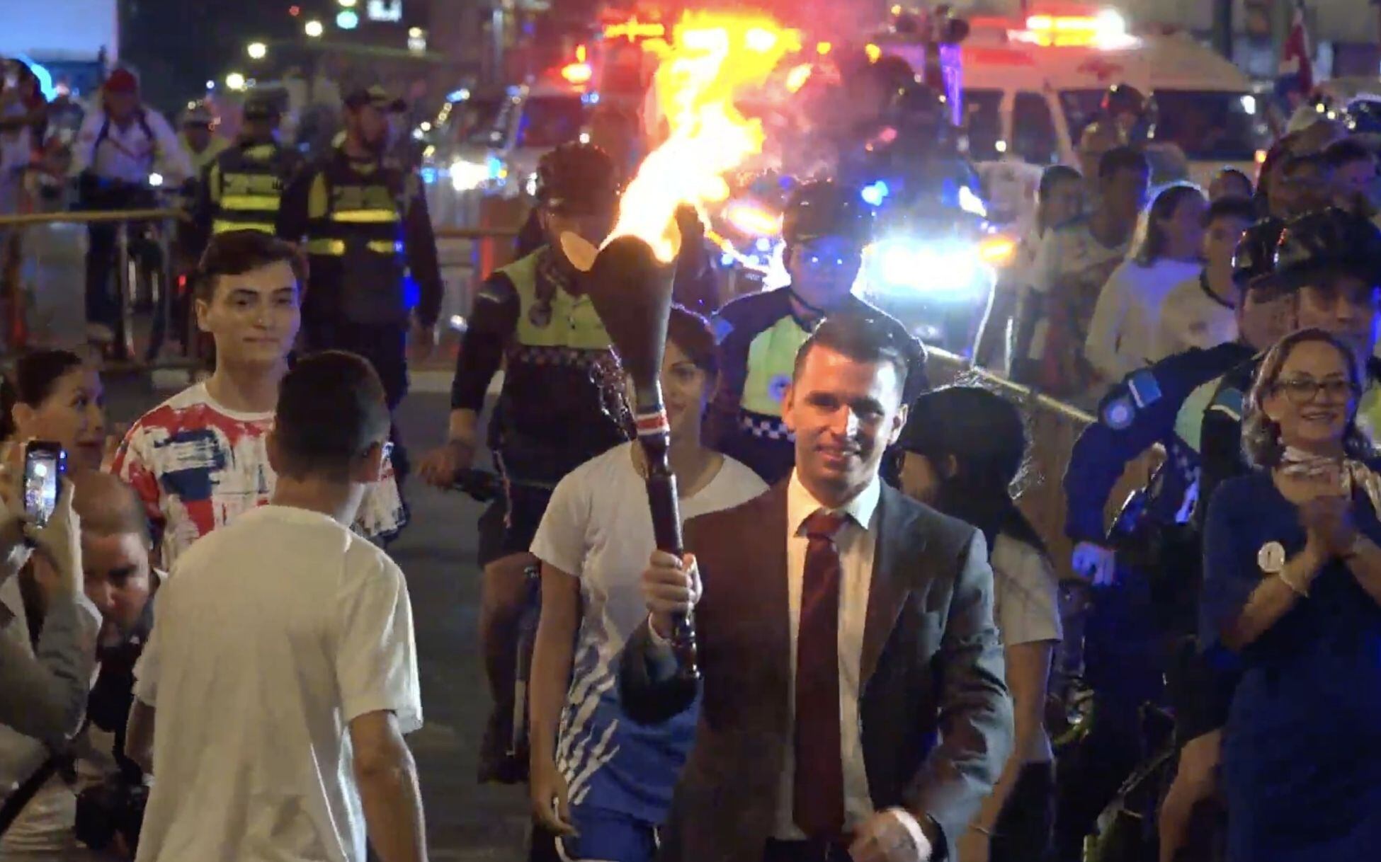 La Antorcha de la Independencia llegó a la capital josefina, donde fue recibida por el alcalde, Diego Miranda.