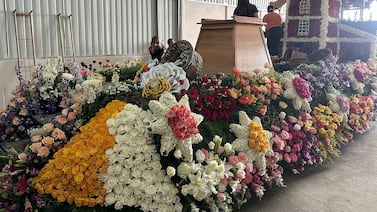 Comunidad de Cot prepara carroza para la Pasada 2026 con réplica del templo y decoraciones tradicionales