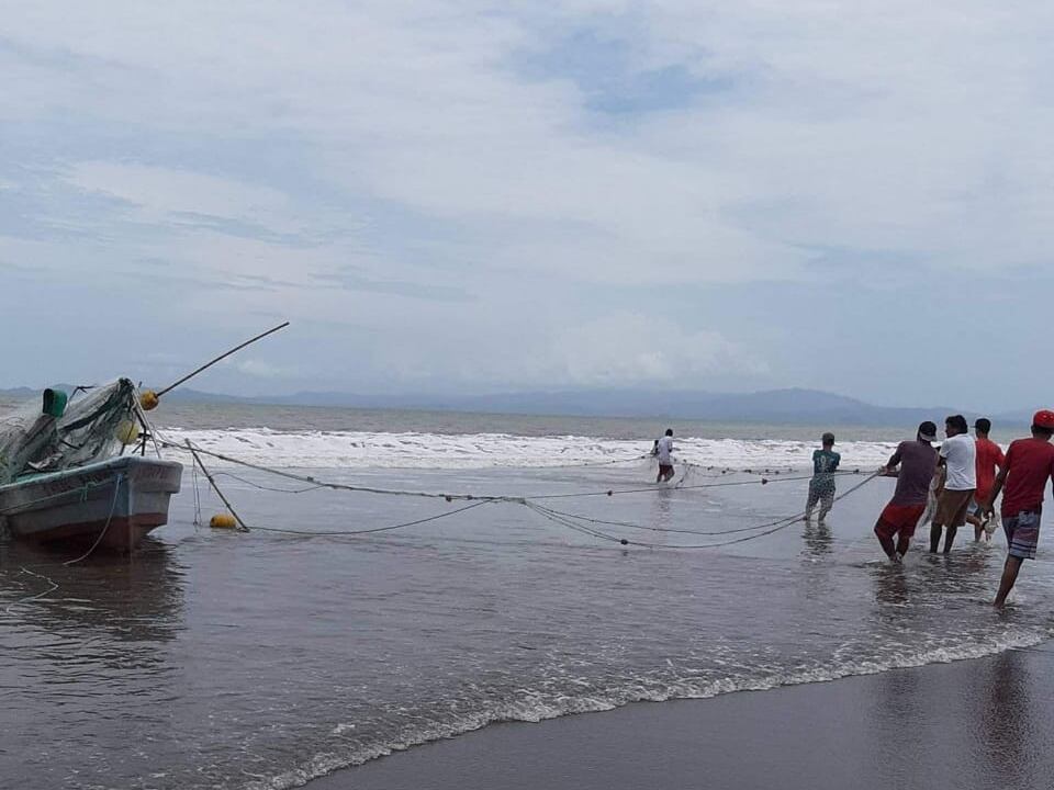 Lester Acuña, pescador que sufrió accidente acuático al volcarse su lancha en Puntarenas. Foto Andrés Garita.