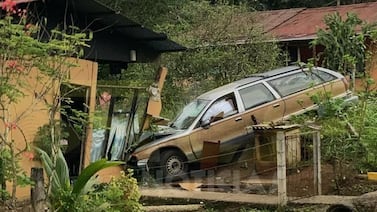 Carroza fúnebre choca contra casa y gruero que llegó a llevársela se jaló un tortón
