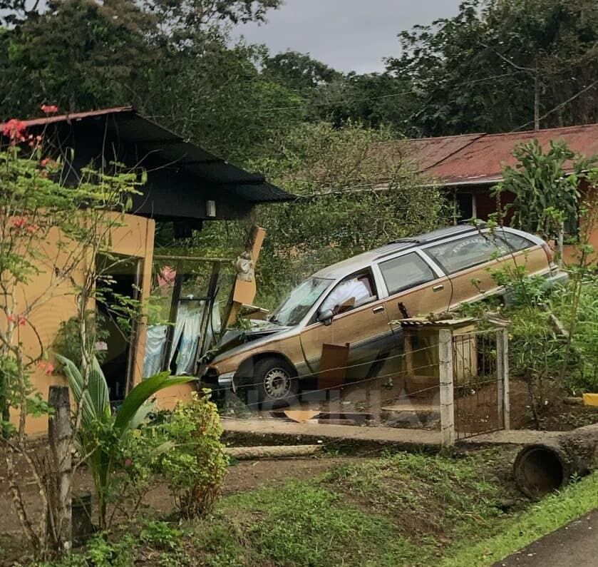 Carroza fúnebre se estrella contra casa en Florencia de San Carlos. Foto RCP Noticias.