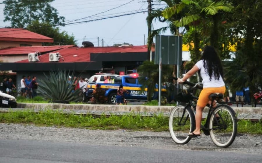 El violento ataque contra los policías ocurrió a plena luz del día.