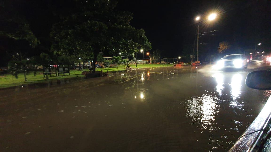 El río Zapote, que generó muertes al paso del huracàn Otto en el 2016, se desbordó la noche del viernes y anegó casas y locales en el centro de Upala. Foto: suministrada por Edgar Chinchilla.