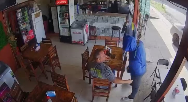 Un funcionario de Recope vivió momentos de tensión cuando apenas desayunada, él fue víctima de un asalto en La Garita de Alajuela. Foto: Captura de video
