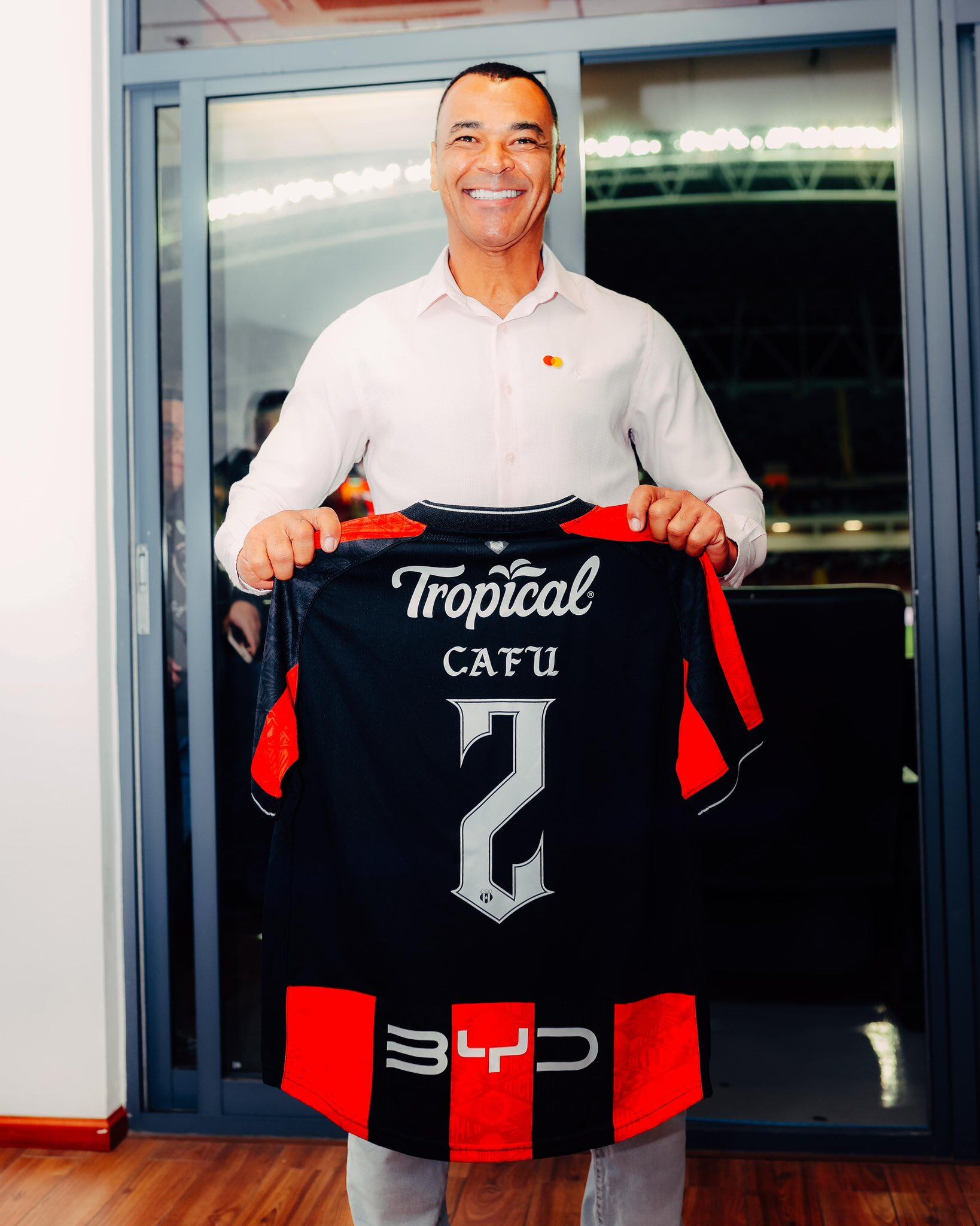 Cafú, leyenda de la Selección de Brasil está viendo el juego entre Alajuelense y Guanacasteca. Foto tomada de X Alajuelense.