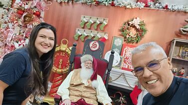 Matrimonio tico en Alaska nos enseña la Casa de Santa por fuera y por dentro