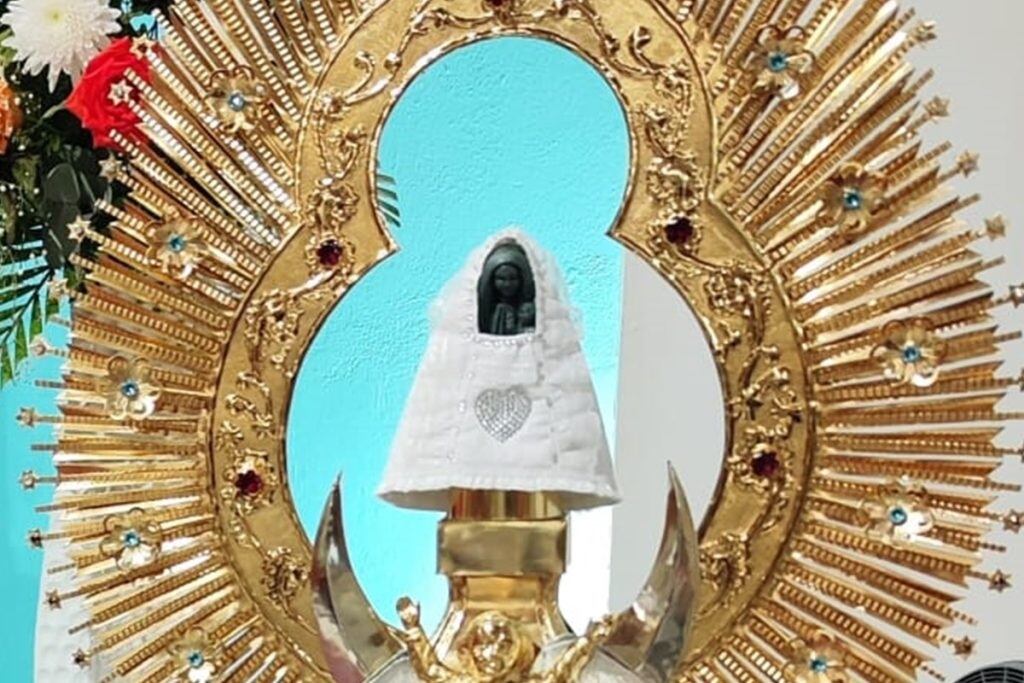 La historia mariana del país recibe con los brazos abiertos a una niña de 11 años, Abby Isabel Rodríguez Villalobos. De sus manos, con un poquitico de ayuda de su abuelita, se hizo el vestidito que lucirá todo el próximo año la Negrita del Santuario Mariano Diocesano de los Ángeles de San Carlos