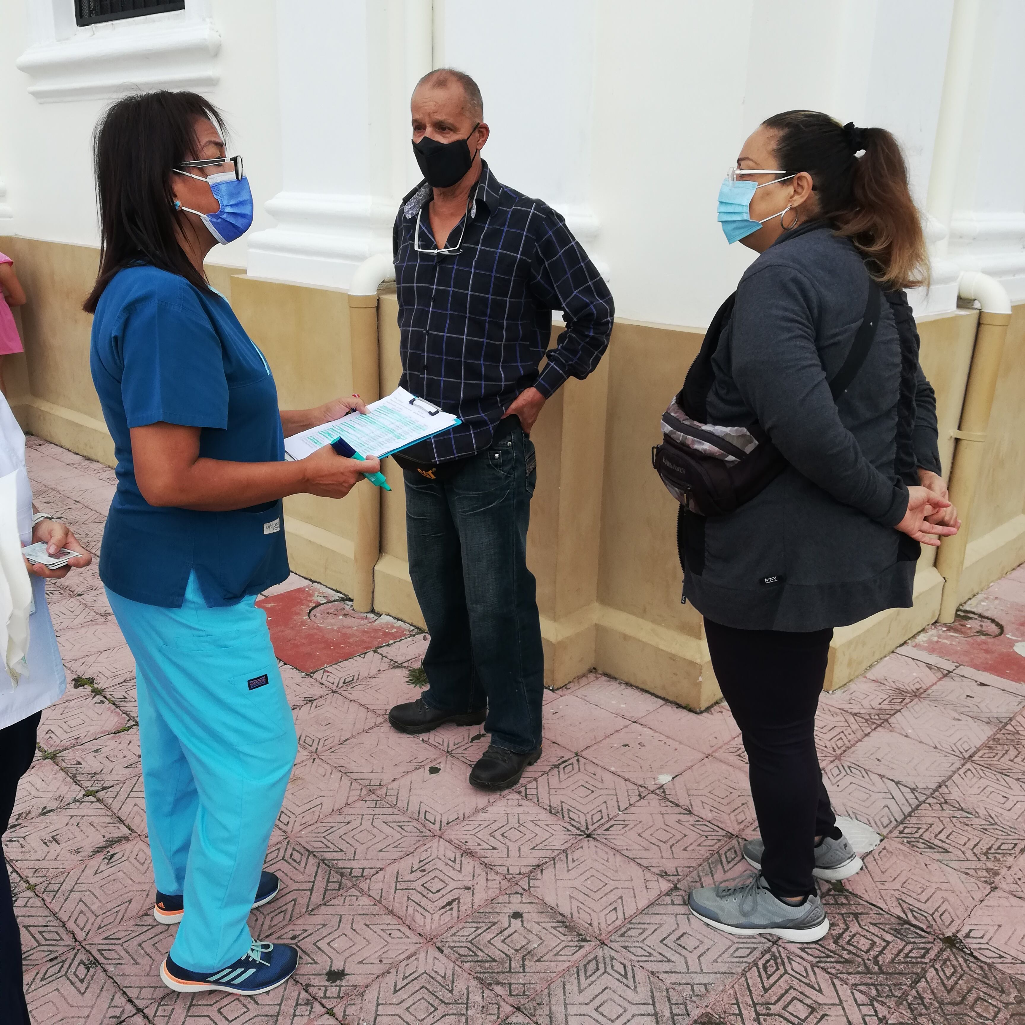 El Salón Parroquial de Alajuelita tenía, para este lunes 24 de mayo, cita de vacunación contra el covid-19 para 350 vecinos del cantón, por eso, desde buen temprano había filas largas. Don Don Bernardo Chinchilla Rosales de 65 años y su esposa Vanessa Prendas de 50 años, hicieron fila este 24 de mayo del 2021.